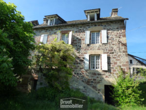 ESPALION, corps de ferme sur une parcelle de 4200 m2, à restaurer