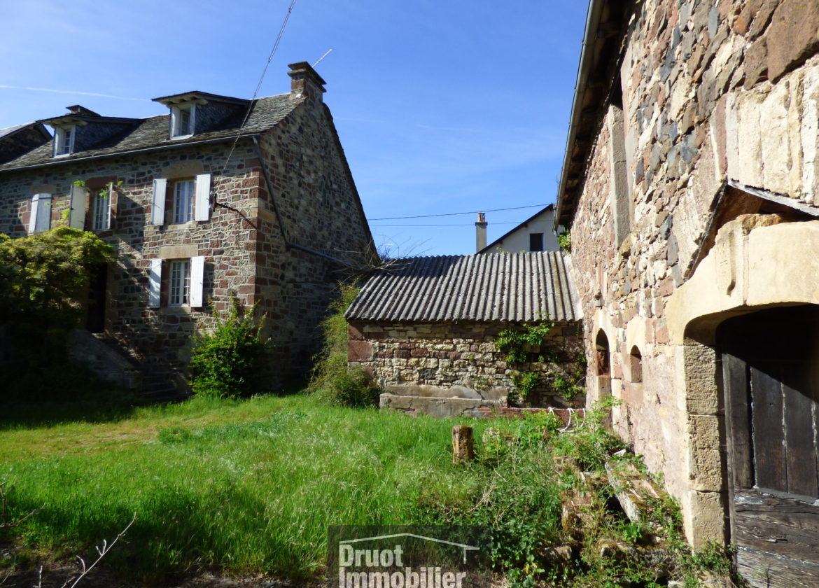 ESPALION, corps de ferme sur une parcelle de 4200 m2, à restaurer