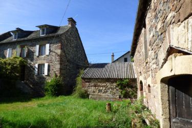 ESPALION, corps de ferme sur une parcelle de 4200 m2, à restaurer