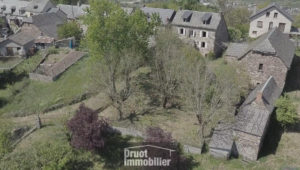 ESPALION, corps de ferme sur une parcelle de 4200 m2, à restaurer