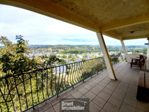 ESPALION, maison de type 4 avec garage, terrain de 1755 m2 et vue dégagée.