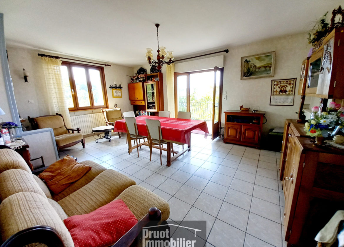 ESPALION, maison de type 4 avec garage, terrain de 1755 m2 et vue dégagée.