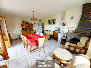 ESPALION, maison de type 4 avec garage, terrain de 1755 m2 et vue dégagée.