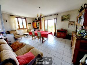 ESPALION, maison de type 4 avec garage, terrain de 1755 m2 et vue dégagée.