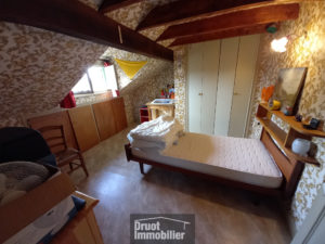 ESPALION, maison de type 4 avec garage, terrain de 1755 m2 et vue dégagée.