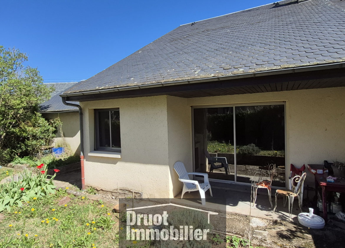 ESPALION, maison de ville, 4 chambres, terrain, garage.