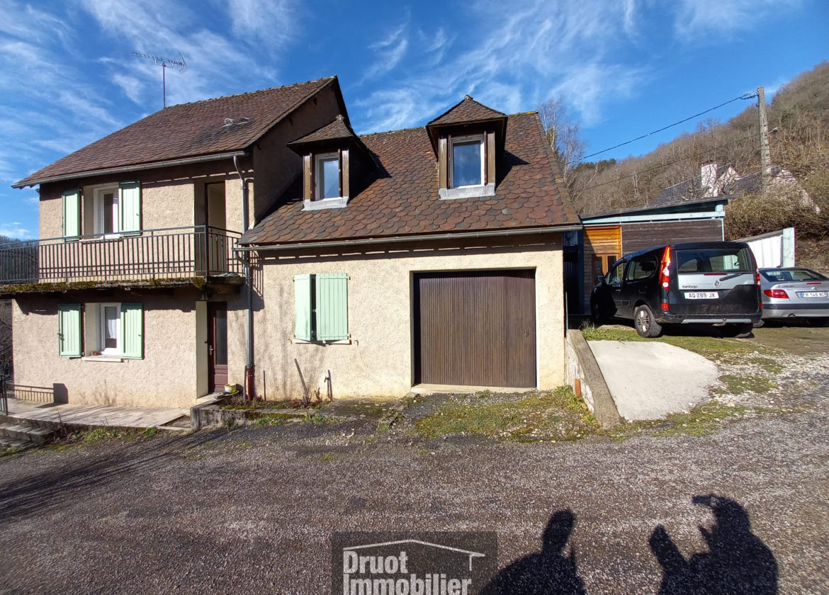 ESTAING, Immeuble de rapport de 2 logements, loués avec terrain et garage.