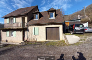 ESTAING, Immeuble de rapport de 2 logements, loués avec terrain et garage.