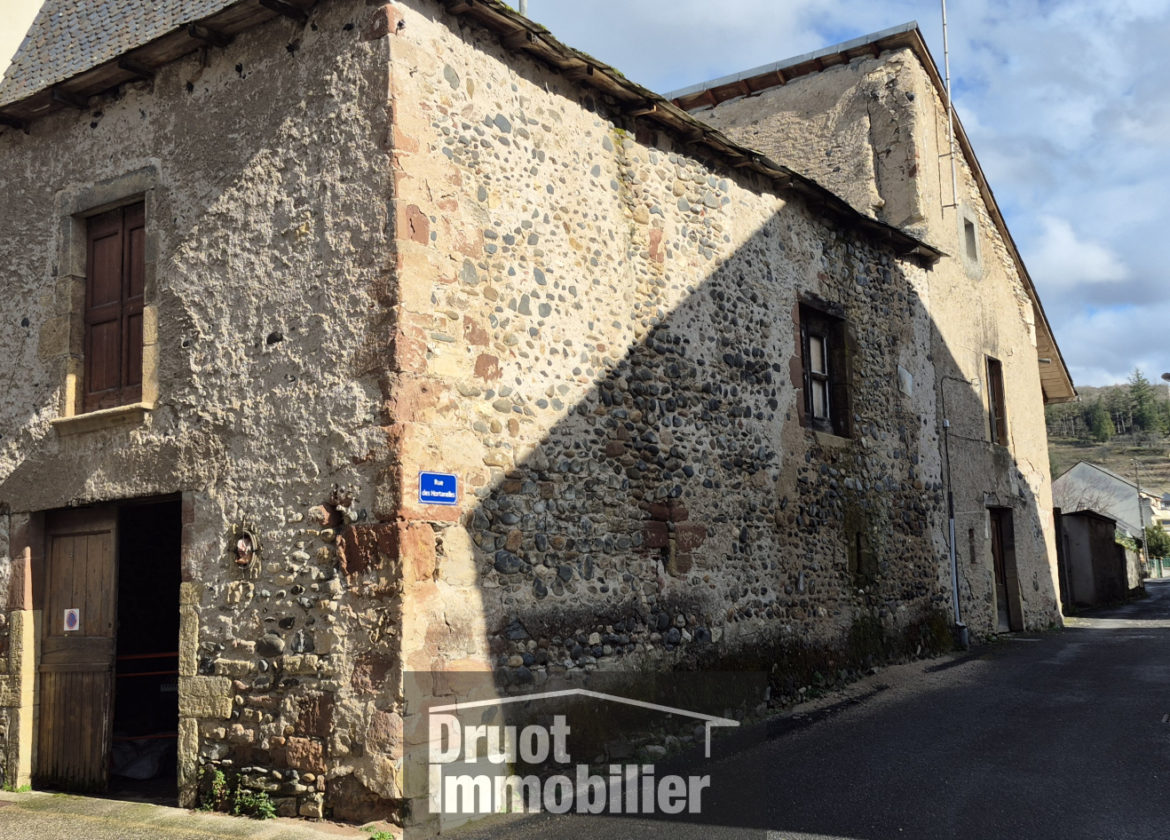 Grange à rénover centre ville ESPALION.