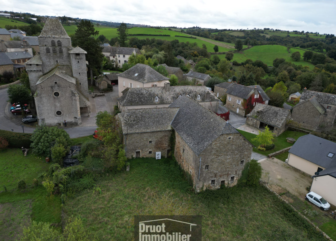 Granges en pierres avec dépendances et terrain