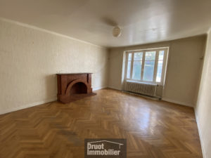 Immeuble composé de 3 appartements, un garage et terrain attenant
