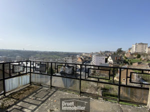 Immeuble composé de 3 appartements, un garage et terrain attenant