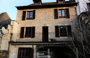 Immeuble en pierres avec jardin et garage