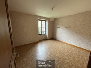 Immeuble en pierres avec jardin et garage