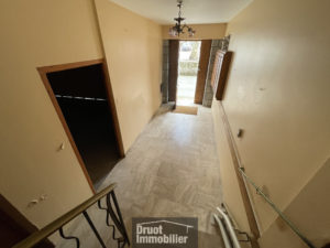 Immeuble en pierres avec jardin et garage