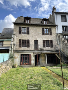 Immeuble en pierres avec jardin et garage