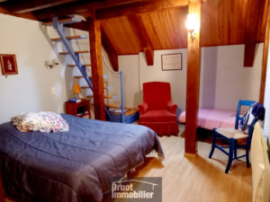 LASSOUTS, maison rénovée, coeur de village avec grand garage.