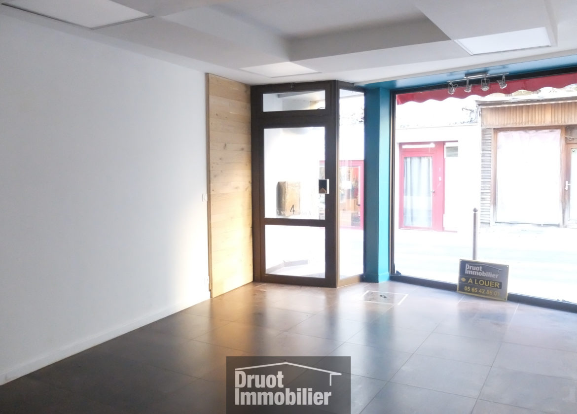 LOCAL 38 M2 ENVIRON - rue principale - St Geniez d'Olt et Aubrac