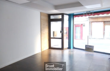 LOCAL 38 M2 ENVIRON - rue principale - St Geniez d'Olt et Aubrac