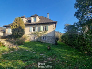 MAISON 222 m2 -garage 50m2 - Hangar 100m2 et TERRAIN de 1499m2