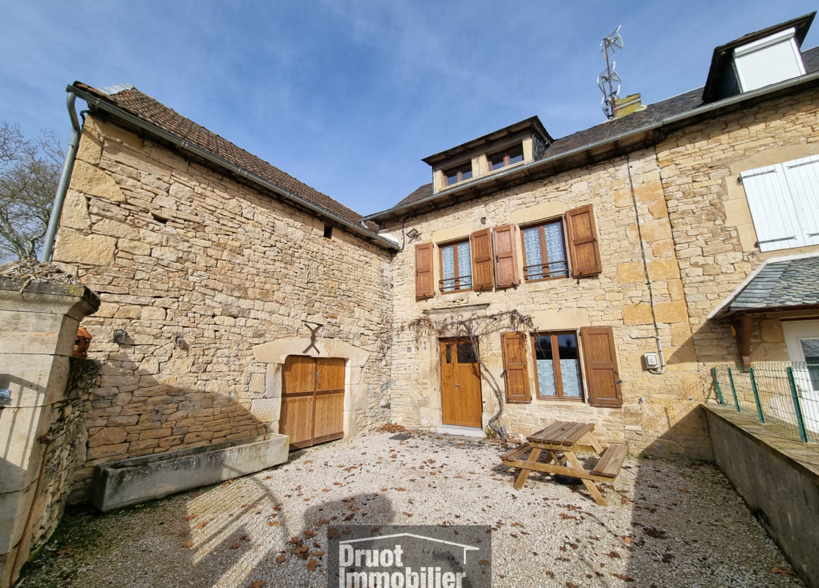 Maison avec cour et terrain non attenant à 20m
