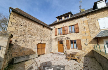 Maison avec cour et terrain non attenant à 20m
