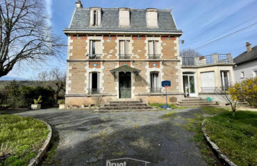 Maison Bourgeoise type 8 avec terrain attenant de 655m2.