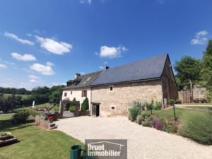 Maison de caractère avec grange sur 3.500m2