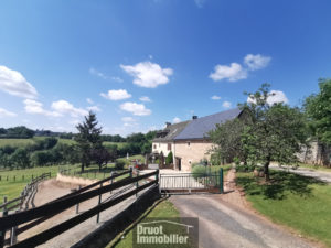 Maison de caractère avec grange sur 3.500m2
