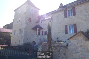 Maison de caractère située à 15min de Rodez.