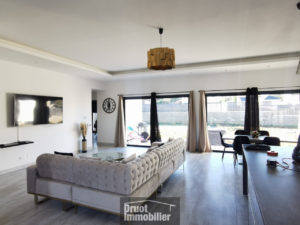 Maison de plain-pied , double garage et terrain