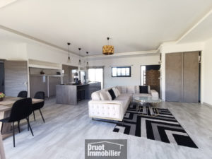 Maison de plain-pied , double garage et terrain