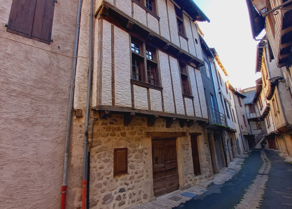 Maison de Type 3/4, coeur de village, ENTRAYGUES SUR TRUYERE