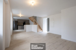 MAISON DE TYPE 4 ENTIÈREMENT RÉNOVÉE LAGUIOLE