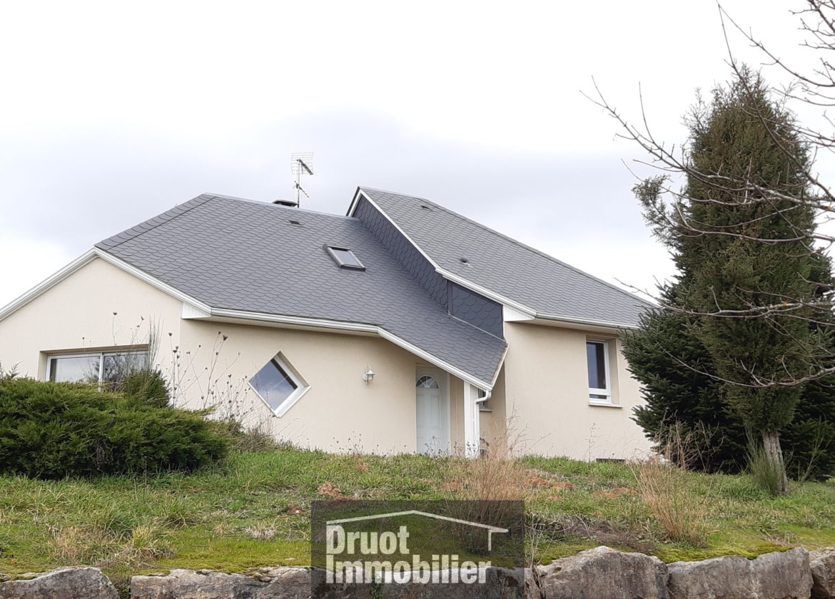 Maison de Type 4, garage terrain arboré à 20 minutes de RODEZ