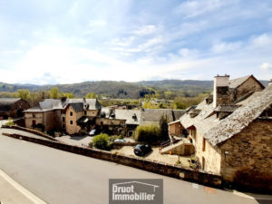 Maison de Type 4/5 avec garage, terrasse et balcon à 2 minutes du centre ville de St Côme d'Olt.
