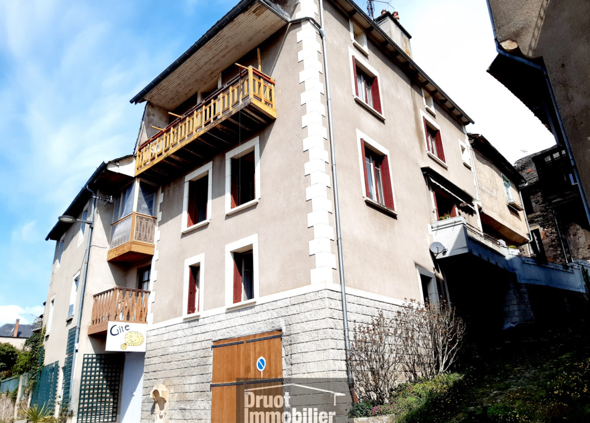 Maison de Type 4/5 avec garage, terrasse et balcon à 2 minutes du centre ville de St Côme d'Olt.