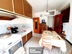 Maison de Type 4/5 avec garage, terrasse et balcon à 2 minutes du centre ville de St Côme d'Olt.