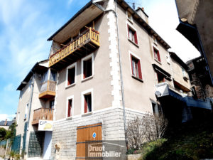 Maison de Type 4/5 avec garage, terrasse et balcon à 2 minutes du centre ville de St Côme d'Olt.