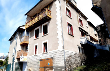 Maison de Type 4/5 avec garage, terrasse et balcon à 2 minutes du centre ville de St Côme d'Olt.