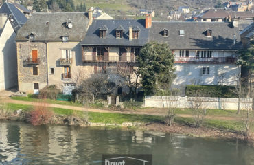 Maison de ville, coeur de ville d'ESPALION, avec garage, terrasse et jardin.