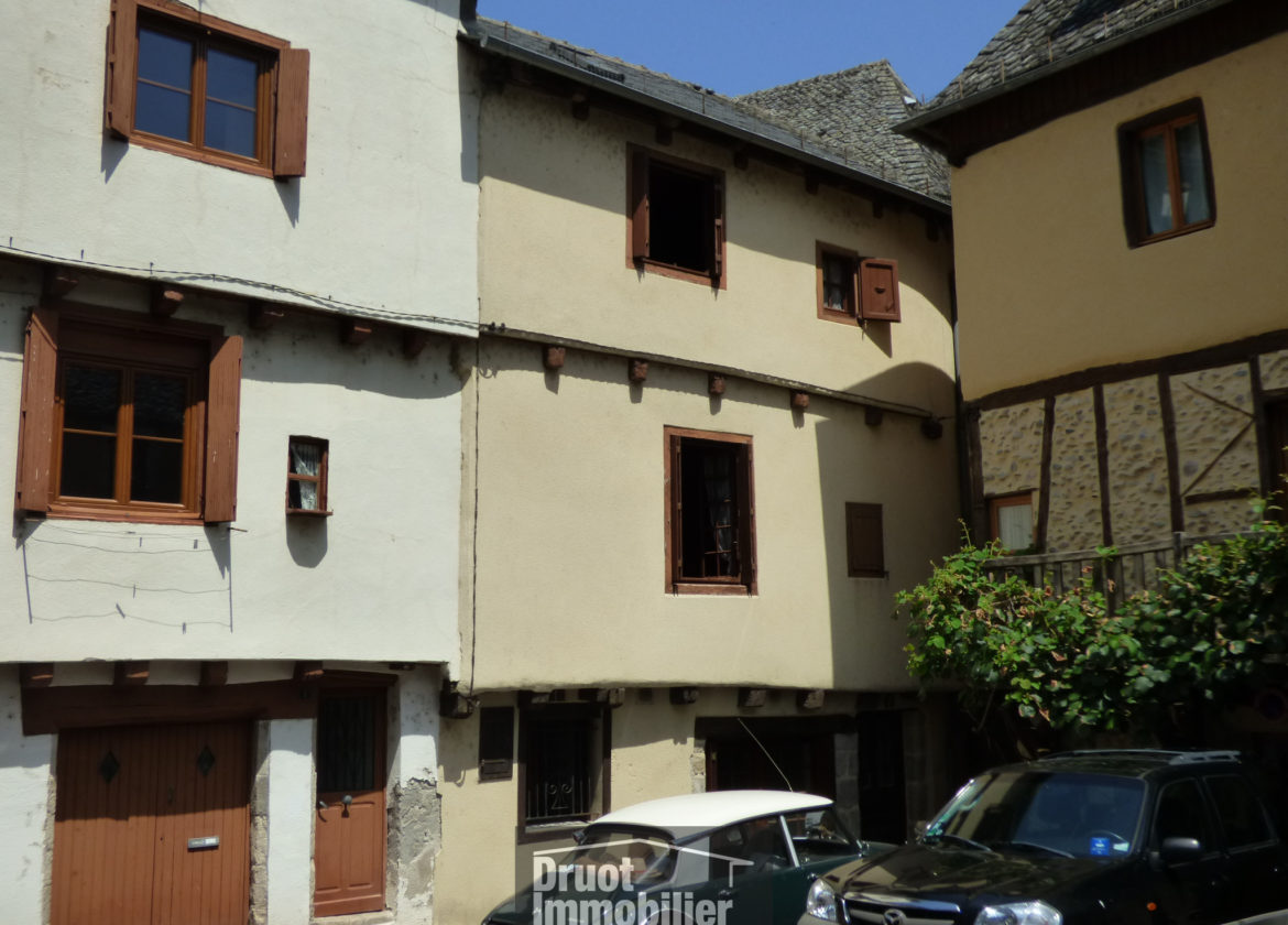 Maison de ville en pierres de Type 2/3, ENTRAYGUES SUR TRUYERE
