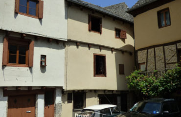 Maison de ville en pierres de Type 2/3, ENTRAYGUES SUR TRUYERE