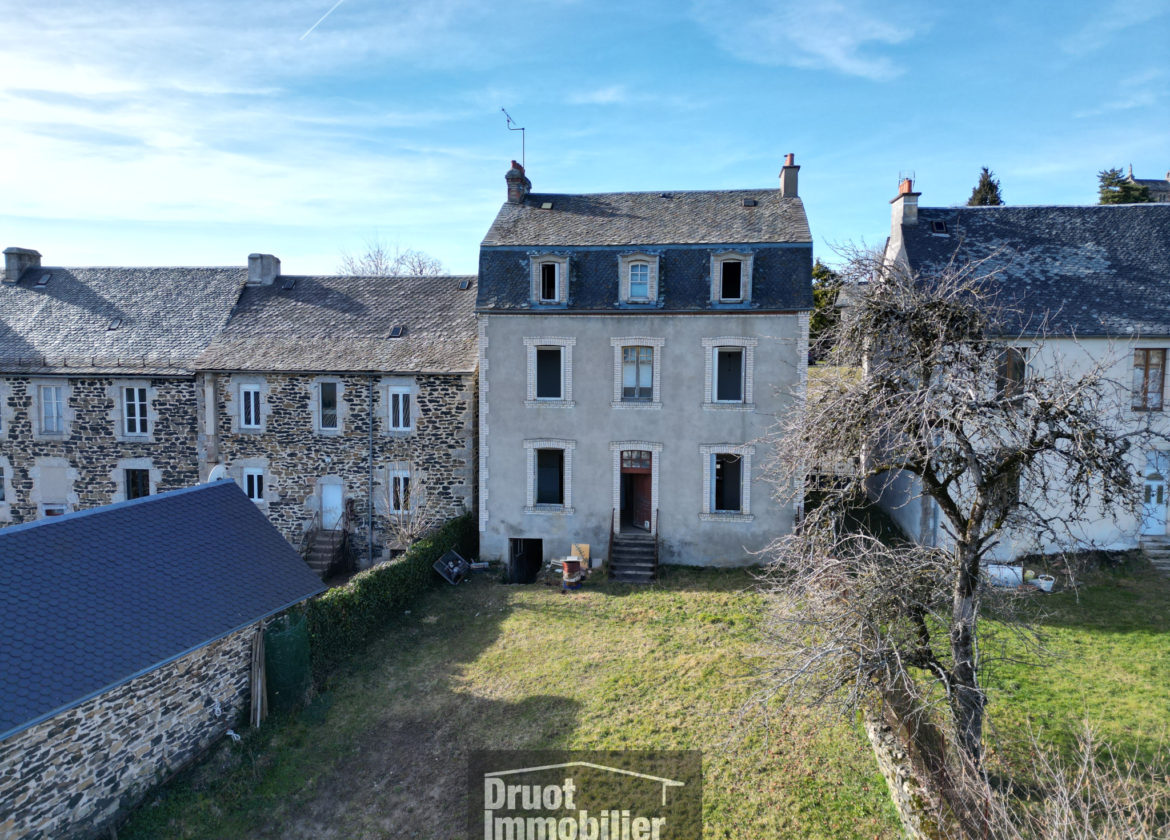 Maison d'habitation divisée en 3 logements avec terrain attenant