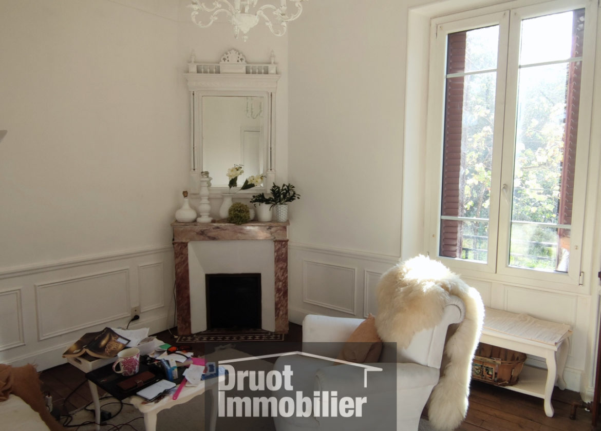 Maison en pierre avec jardin