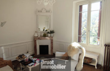 Maison en pierre avec jardin