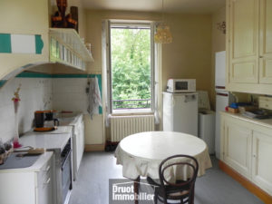 Maison en pierre avec jardin