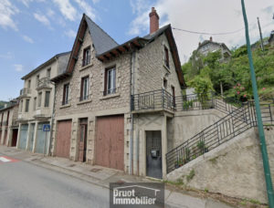 Maison en pierre avec jardin