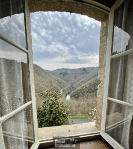 Maison en pierre avec vue dégagée