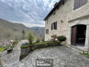 Maison en pierre avec vue dégagée